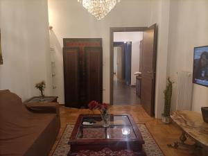 Televízia a/alebo spoločenská miestnosť v ubytovaní Elegant Apartment