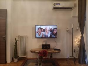 Televízia a/alebo spoločenská miestnosť v ubytovaní Elegant Apartment