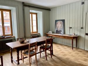a dining room with a table and a picture of a woman at B&B La Scala in Trin