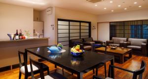 comedor y sala de estar con mesa y sillas en Kyojuku Usagi - Vacation STAY 46044v en Kioto