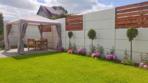 ogród ze stołem i altaną w obiekcie Apartamenty Amarel w Stegnie