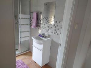 Koupelna v ubytování Habitaciones en Finca Olivo y Almendro