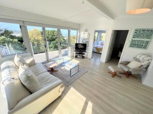 Gallery image of Tiri Cottage - Sea Views in Oneroa by Waiheke Unlimited in Oneroa