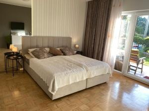 Кровать или кровати в номере Soraja Apartments Izola