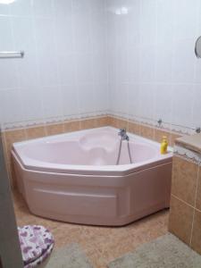 y baño con bañera blanca. en Динара, en Cholpon-Ata