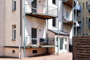 プラウエンにあるmalerische Maisonettewohnung mit zwei Balkonenのバルコニー付きの建物