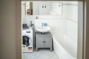 a bathroom with a sink and a washing machine at malerische Maisonettewohnung mit zwei Balkonen in Plauen