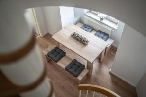 プラウエンにあるmalerische Maisonettewohnung mit zwei Balkonenのダイニングルーム(テーブル、椅子付)が備わります。