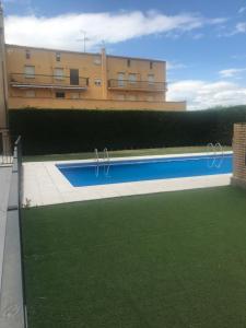 a large swimming pool in front of a building at Apartamento con piscina Navarrete in Navarrete