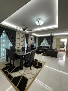 sala de estar con mesa y sofá en 3R D'Latania Senawang en Seremban