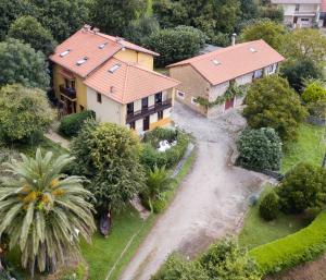 - une vue aérienne sur une maison avec allée dans l'établissement VIVIENDAS RURALES LAS CALDERAS, à Santillana del Mar