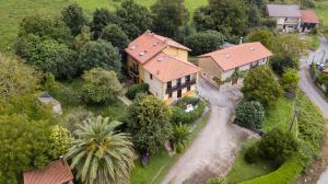- une vue aérienne sur une maison avec une cour dans l'établissement VIVIENDAS RURALES LAS CALDERAS, à Santillana del Mar