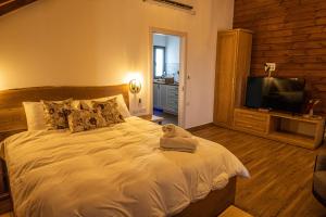 TV a/nebo společenská místnost v ubytování ארואד סוויטס Arwad suites + 32 fotografií