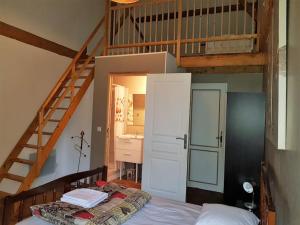 1 dormitorio con litera y escalera en Grande maison familiale avec piscine couverte, en Lespignan