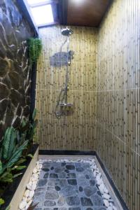 bagno con doccia a parete di Kubu Nyang Nyang Uluwatu a Uluwatu