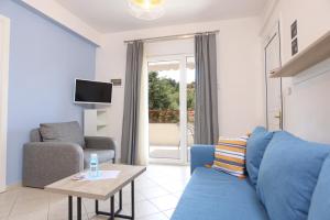 ペフコホリにあるSummer Suite - Premium Apartmentのリビングルーム(青いソファ、テーブル付)