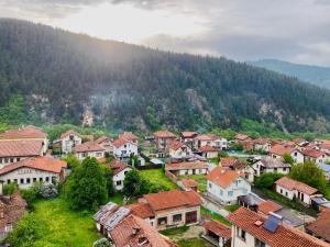 una vista aérea de un pueblo en una montaña en Studio Deluxe Mian, en Beli Iskar