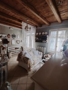 a bedroom with a bed and a table in it at Piccola Casa Shabby 500m castello di Este in Este