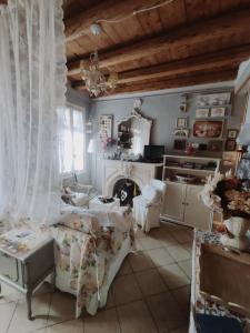 een woonkamer met een bank en een open haard bij Piccola Casa Shabby 500m castello di Este in Este