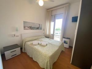 1 dormitorio con 1 cama con 2 toallas en Hotel Silvi, en Silvi Marina