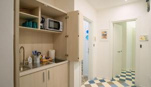 uma cozinha com um lavatório e um micro-ondas em EDEN CONERO Camere Numana Centro em Numana