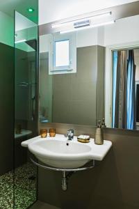 y baño con lavabo blanco y espejo. en Hotel Des Bains, en Cattolica