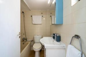 Koupelna v ubytování Sea Breeze 1-BR Apt in Pyla + 13 fotografií