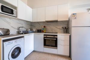 Η κουζίνα ή μικρή κουζίνα στο Sea Breeze 1-BR Apt in Pyla