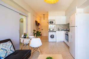 Η κουζίνα ή μικρή κουζίνα στο Sea Breeze 1-BR Apt in Pyla