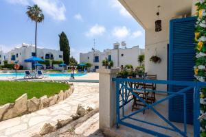 Bazén v ubytování Sea Breeze 1-BR Apt in Pyla nebo v jeho okolí