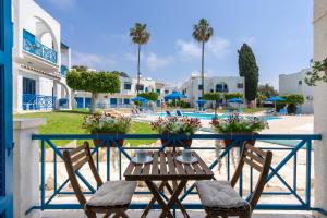 Bazén v ubytování Sea Breeze 1-BR Apt in Pyla nebo v jeho okolí