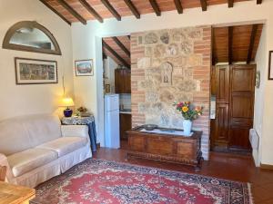 a living room with a couch and a table at Monteriggioni Castello in Monteriggioni