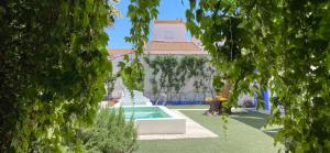 Bazén v ubytování Hotel Rural las Cinco Ranas nebo v jeho okolí