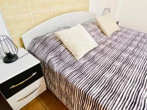 Postel nebo postele na pokoji v ubytování Zebra Apartments Hurghada center