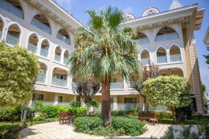 una palmera frente a un edificio en Side Star Resort Hotel - Ultra All Inclusive, en Side