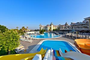 um resort com piscina e um resort em Side Star Resort Hotel - Ultra All Inclusive em Side