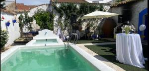 Bazén v ubytování Hotel Rural las Cinco Ranas nebo v jeho okolí