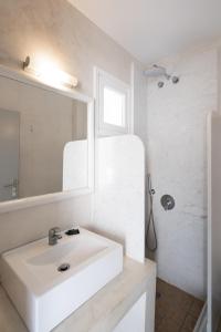 Bilik mandi di Hotel Goulielmos