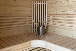 a corner of a sauna with a bucket in it at Ferienvilla Joachimsberg mit Swimspa und Sauna in Wienerbruck
