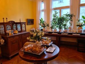 un soggiorno con tavolo e vassoio di prodotti alimentari di Hotel Hollerbusch a Weimar Altre 32 foto