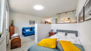 um quarto com uma cama e um sofá azul em Apartamenty Sun & Snow Katamarany Zatoka em Puck