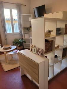 una sala de estar con una estantería blanca en Aix-en-Provence Superbe studio centre historique, en Aix-en-Provence