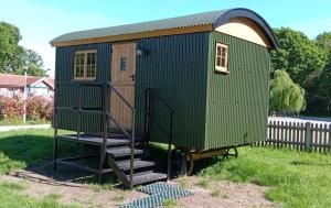 Το κτήριο όπου στεγάζεται  το κάμπινγκ