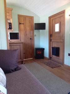 - une chambre avec un lit et un poêle à bois dans l'établissement The Homestead, à West Parley