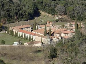 a group of houses on a hill with trees at Le gite de l'impassiflore in Méounes-lès-Montrieux