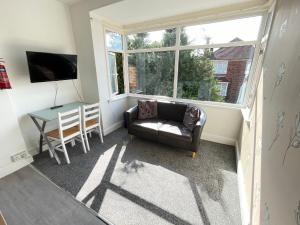 TV a/nebo společenská místnost v ubytování 1 Bedroom Holiday Apartment Skegness - Flat 14