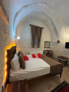 A bed or beds in a room at Zuwinasa House Hotel