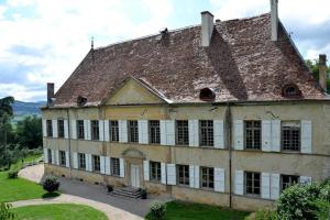 an old building with a brown roof at Gîte de Jean-Benoit in Le Passage