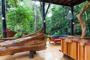 Habitación con hamaca y sillas en el bosque en Surfers´bohemian dream overlooking the point break, en Cabo Matapalo