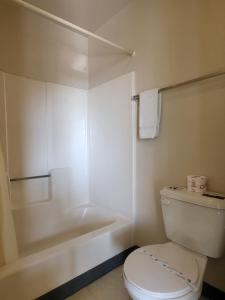 een badkamer met een toilet en een bad bij Star Inn Barstow in Barstow